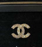 Broche à perles Chanel CC