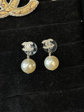 Boucles d'oreilles Chanel CC et perles