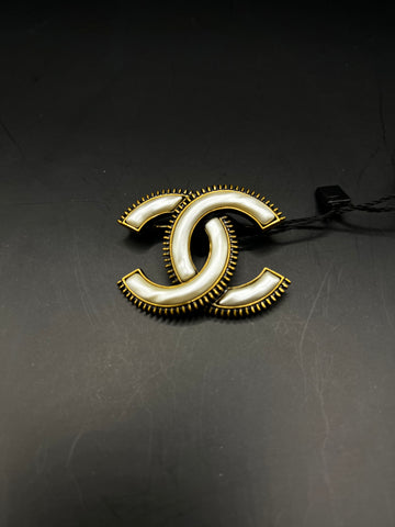 Broche Chanel Nacré