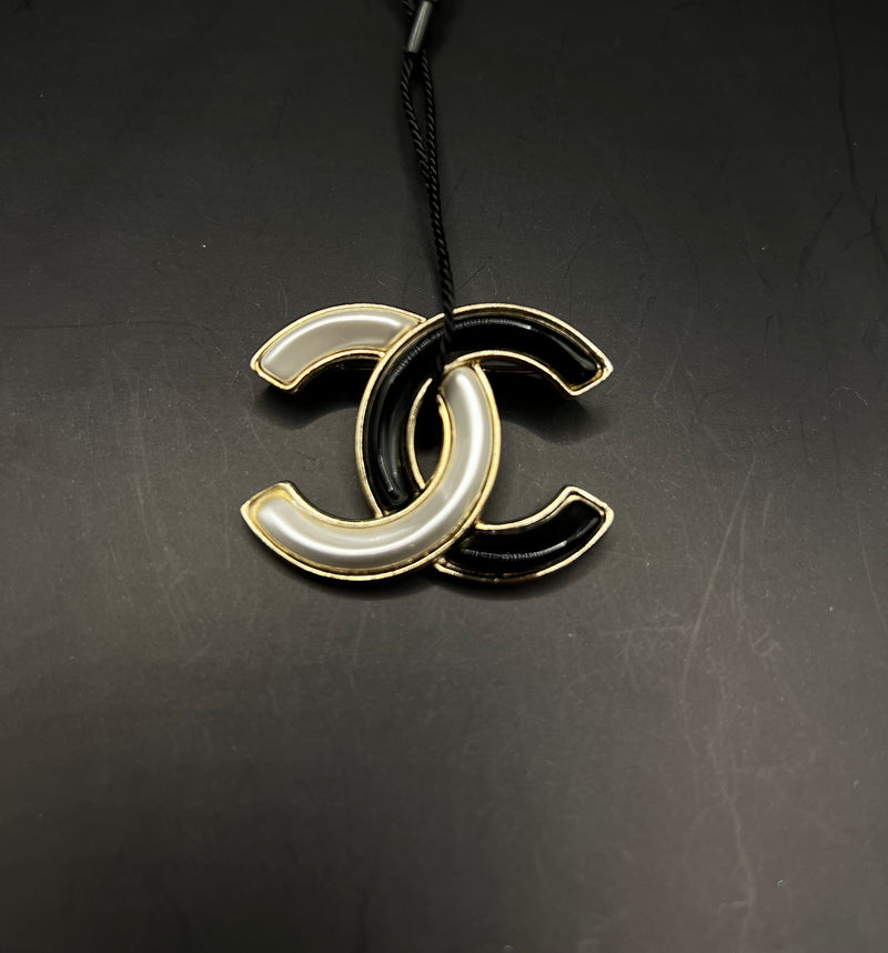 Broche Chanel CC