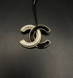 Broche Chanel CC