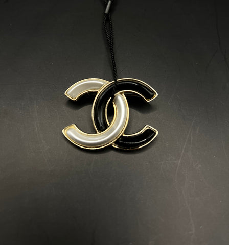 Broche Chanel CC