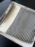 Foulard C.Dior beige et noir pied de poule