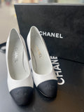 Escarpins Chanel blanc bout noir