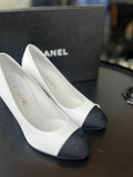 Escarpins Chanel blanc bout noir