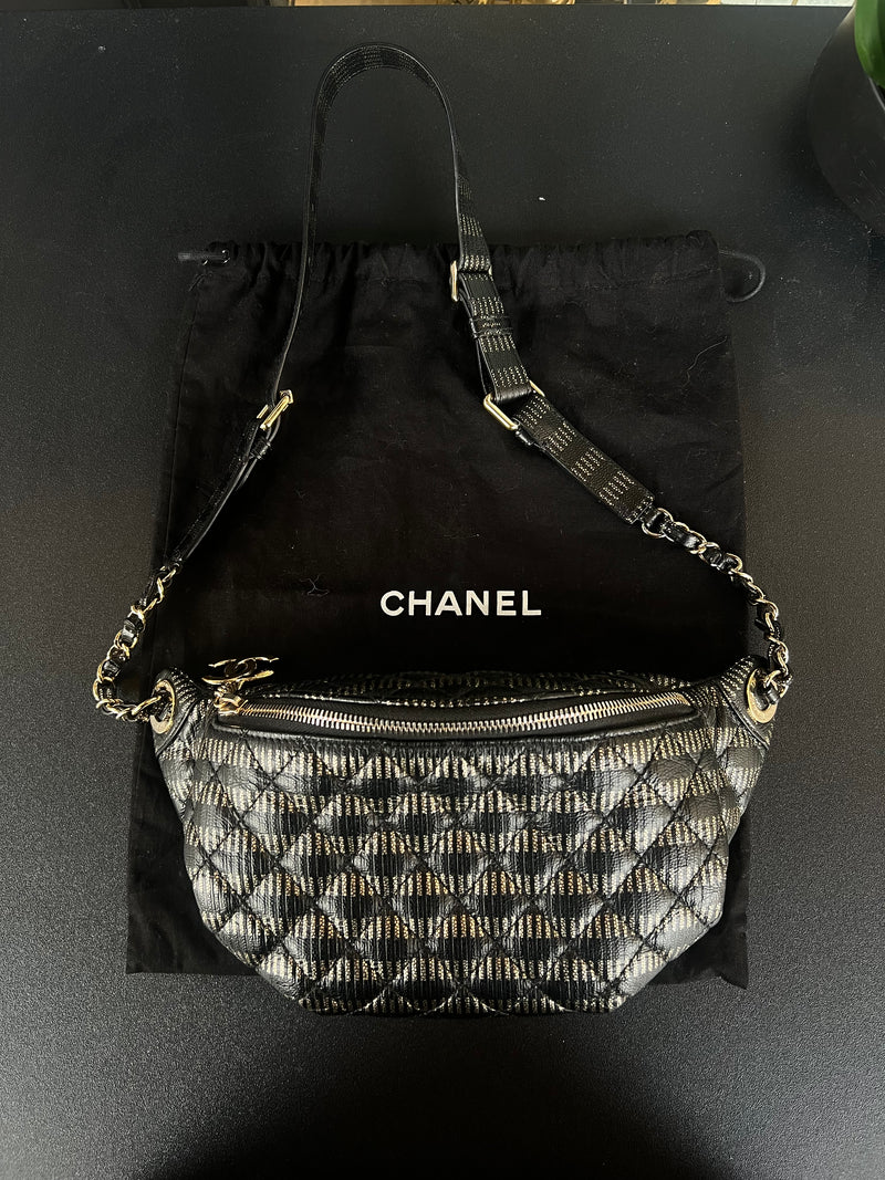 Banane Chanel noire et dorée