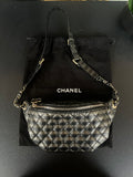 Banane Chanel noire et dorée