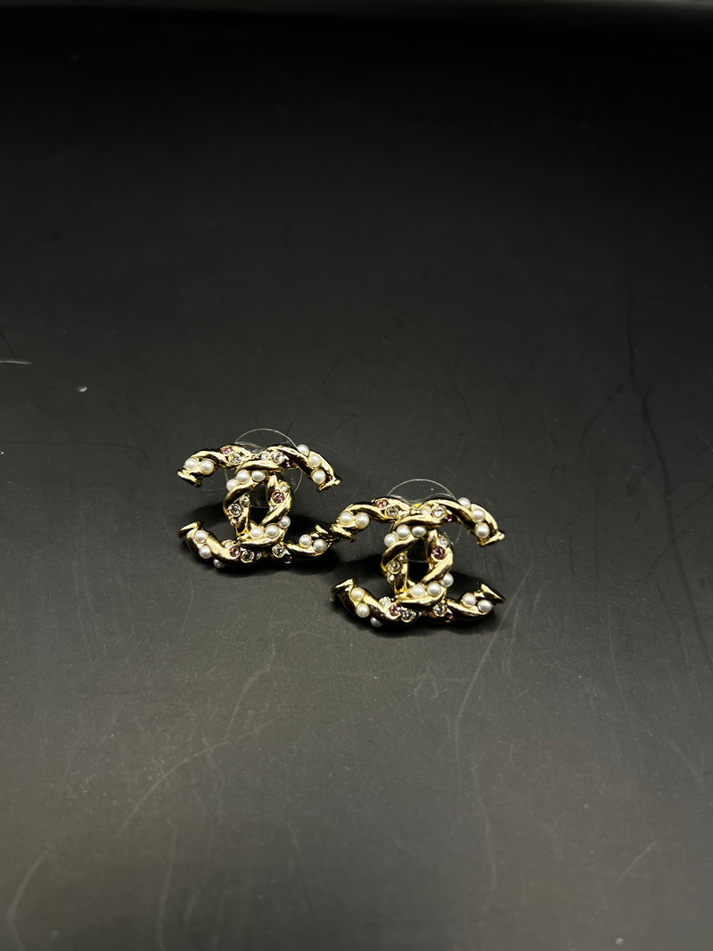 Boucle d’oreille Chanel à strass rose/perles
