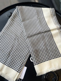 Foulard C.Dior beige et noir pied de poule