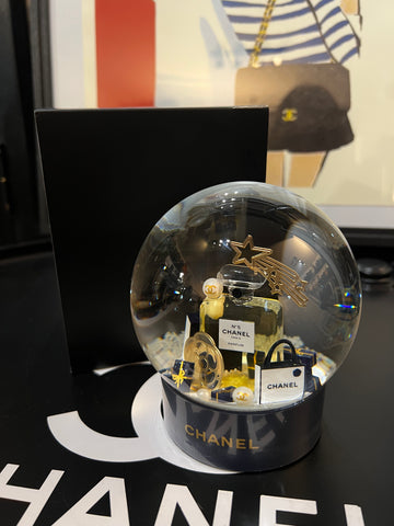 Globe Chanel Parfum n5