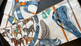 Foulard Hermès Cavalcades blanc et bleu jean