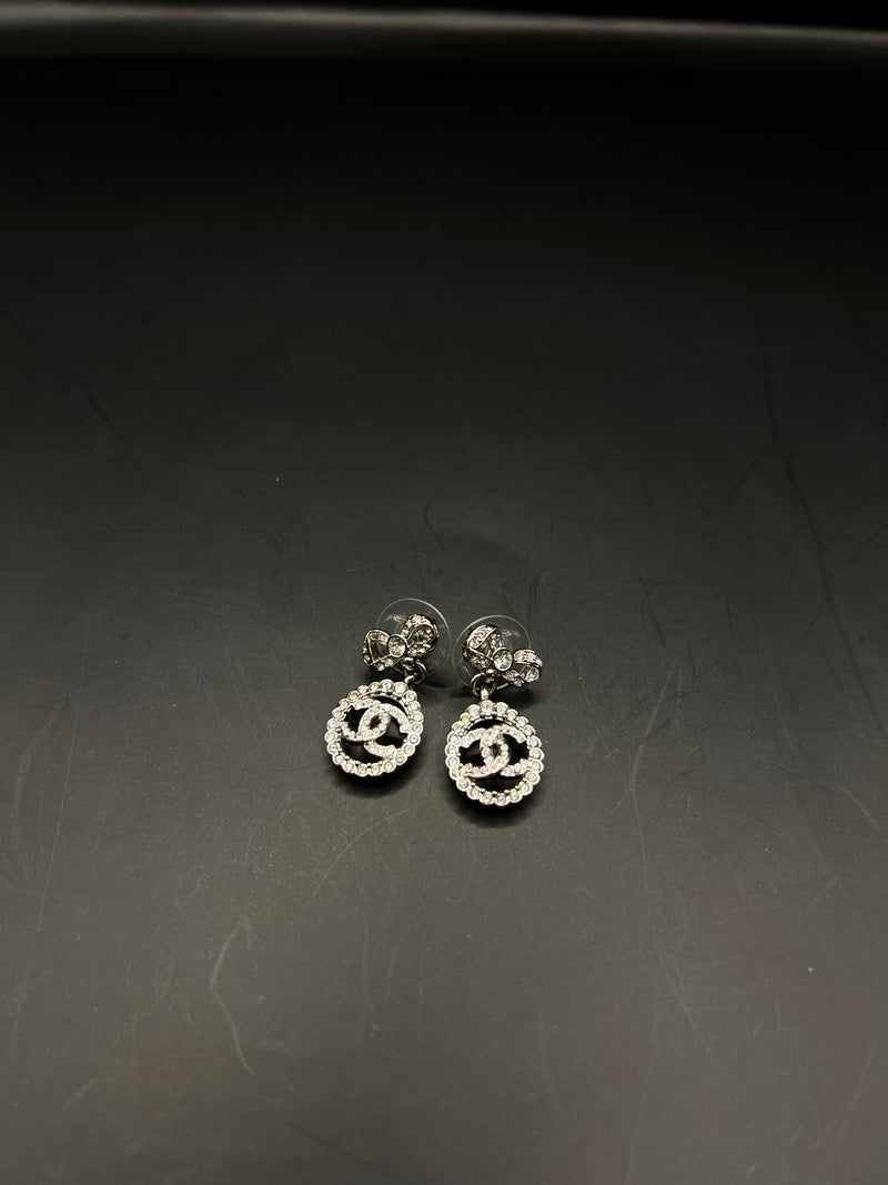 Boucle d’oreille Chanel pendantes CC