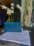 Pochette Dior « Lady » bleu canard vernis avec housse