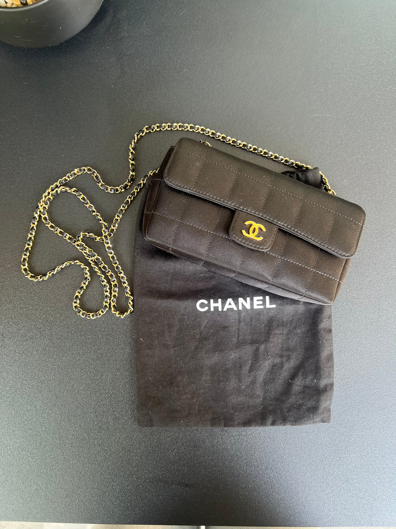 Sac Chanel « Chocolate Bar » noir satin avec housse