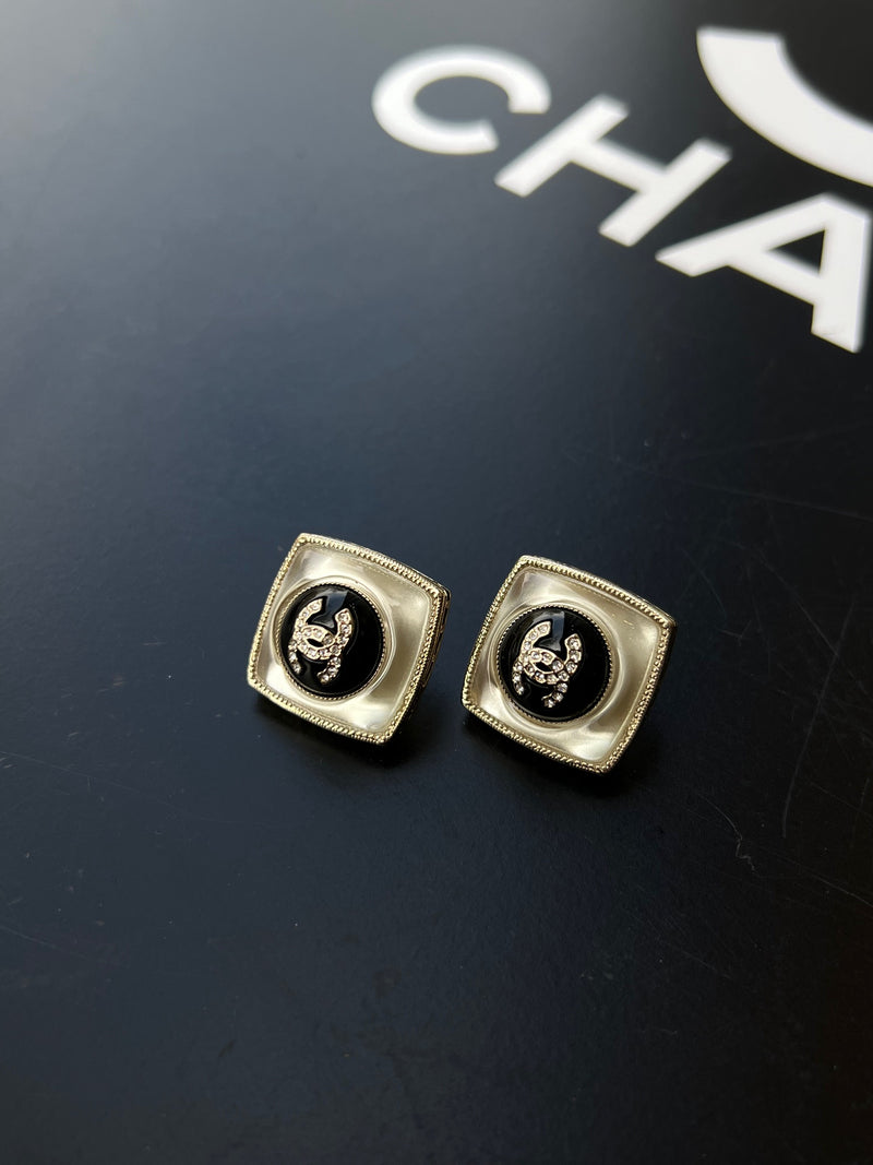 Boucles d'oreilles à clip carrées Chanel