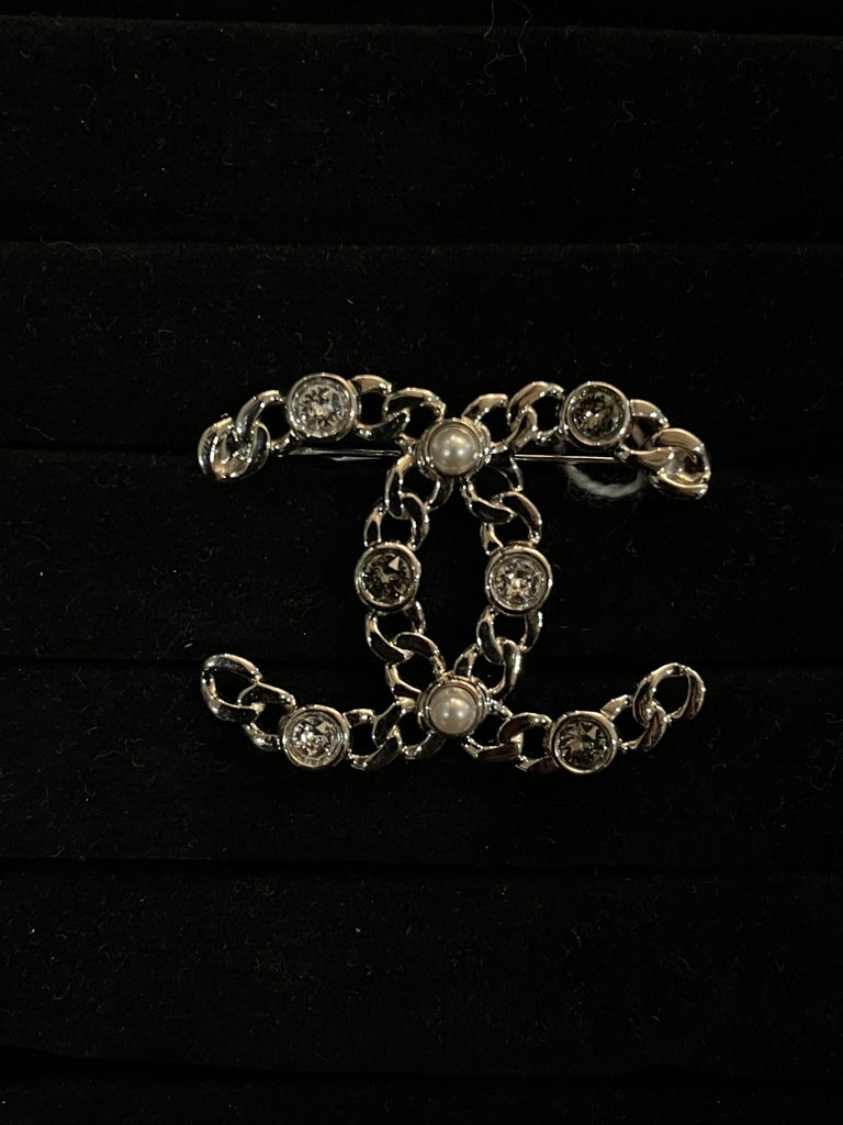 Broche Chanel CC strass&perles – Dress'Vintage - Main Image