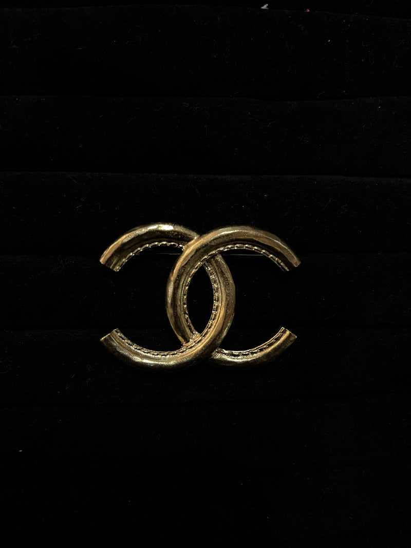 Broche Chanel CC Dorée