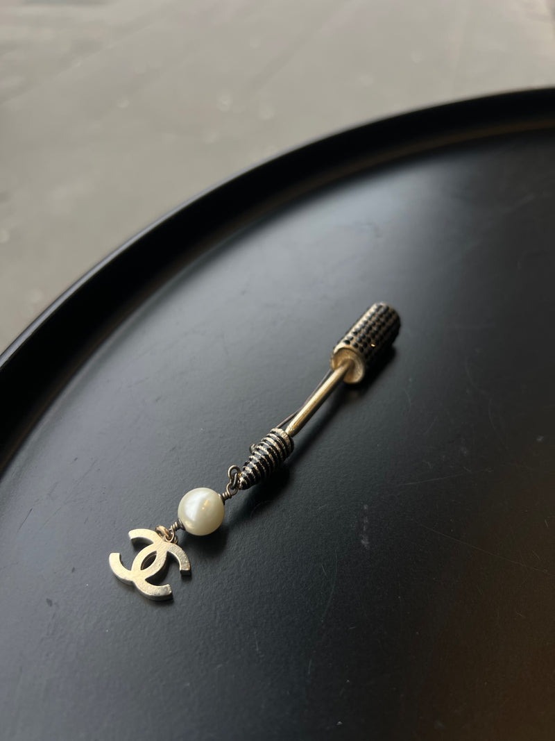 Broche Chanel flèche