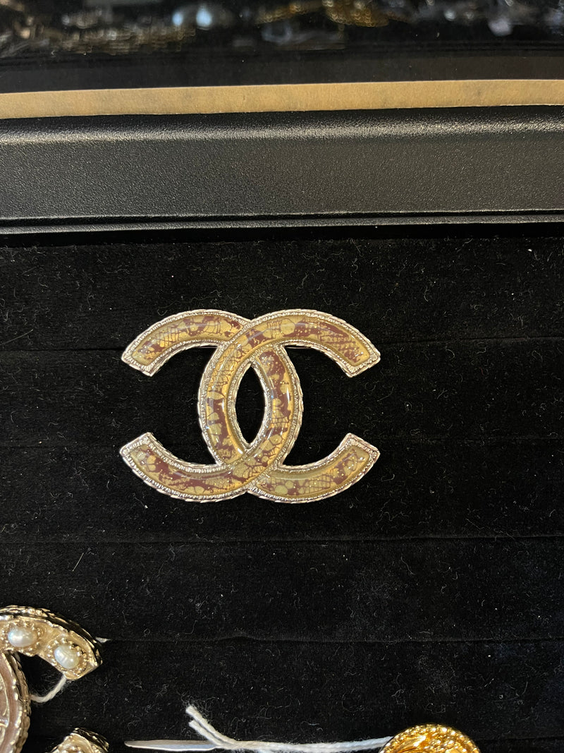 Broche Chanel CC