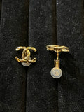 Boucles d’oreilles dorées Chanel CC