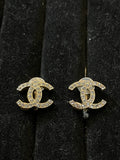 Boucles d’oreilles CC à strass Chanel