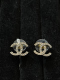 Boucles d’oreilles Chanel CC petit modèle strass